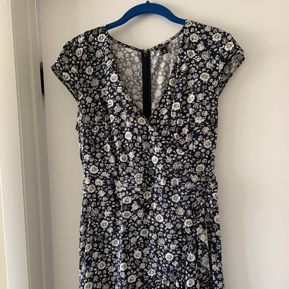 Ruffle-front mini dress. Floral.  Size 4P